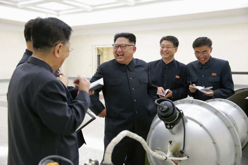 Kim Dzong Un podczas inspekcji nowej broni