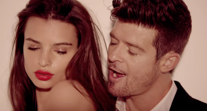 Emily Ratajkowski i Robin Thicke na planie "Blurred Lines"