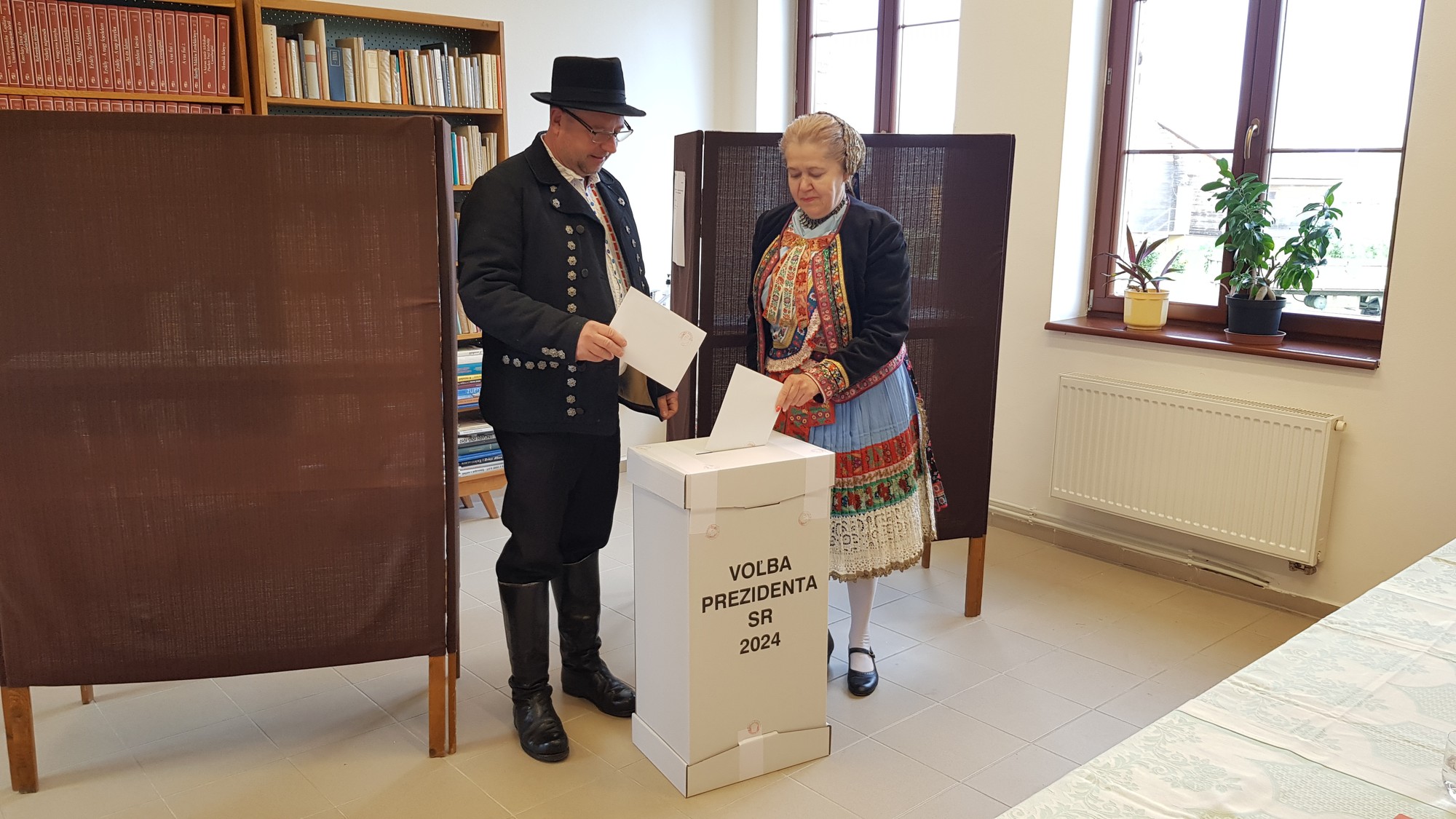Prezidentské voľby 2024: Viola Molnarová a Zoltán Erdelyi z folklórneho súboru v Martovciac.