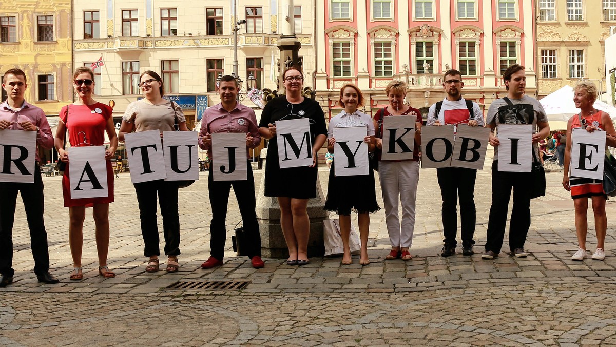 We Wrocławiu, podobnie jak w wielu miastach w Polsce, ruszyła zbiórka podpisów pod projektem ustawy o prawach kobiet i świadomym rodzicielstwie. Żeby projekt został zgłoszony do Sejmu potrzeba 100 tys. podpisów. Zbiórka potrwa do końca września.