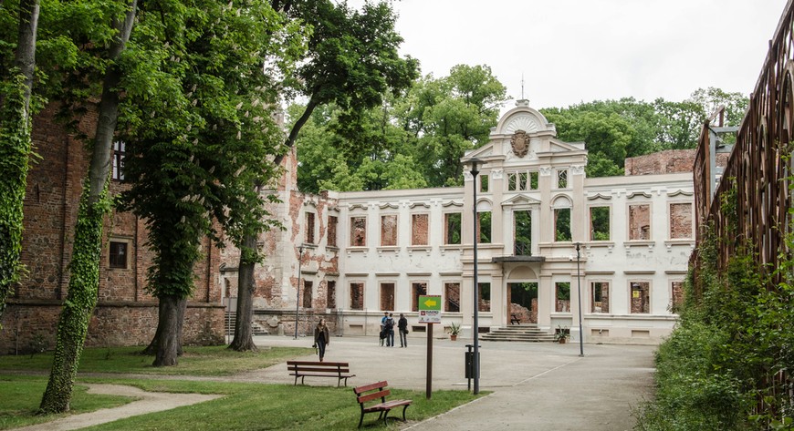 Ożywające ruiny stają się sceną letnich festynów, rodzinnych pikników i wydarzeń kulturalnych - takich jak Dzień Dziecka czy Festiwal Kwiatów. FOT. PAWEŁ KUNIEJ