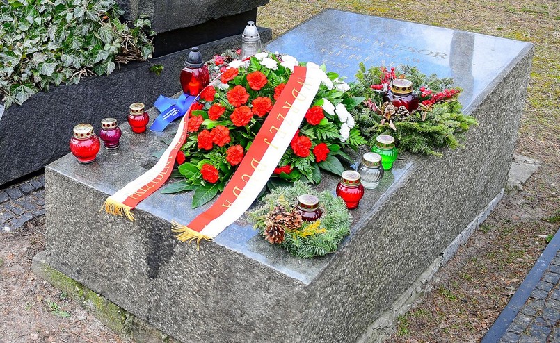 Wieniec od prezydenta Dudy na grobie Bronisława Geremka