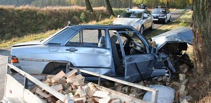 Mercedes rozbił się na drzewie. Awaria auta?