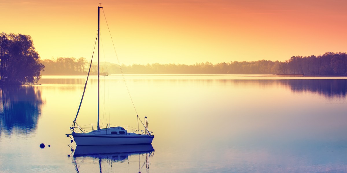 Warmia i Mazury to kraina ponad dwóch tysięcy jezior i raj dla fanów wodnych aktywności.  To także gęste lasy, w których schłodzisz się w czasie upałów, jeżdżąc na rowerze szlakiem Green Velo. Sposobów na spędzanie wolnego czasu jest wiele. Oto 3 bardzo ciekawe opcje.