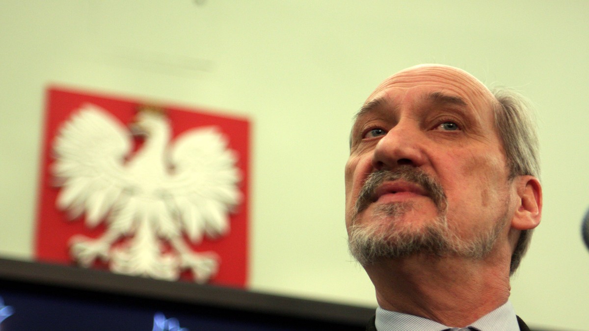 - Dzisiejsza publikacja "Dziennika" to są popłuczyny i nieprawda - w ten sposób Antoni Macierewicz skomentował doniesienia gazety, która twierdzi, że dotarła do aneksu z raportu z likwidacji WSI według którego przed Trybunałem Stanu należy postawić między innymi prezydenta Lecha Wałęsę i byłego ministra obrony narodowej Bronisława Komorowskiego.