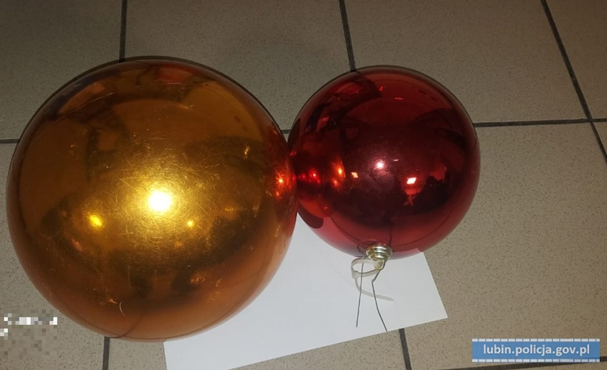 Nastolatek zerwał bombki ze świątecznej iluminacji