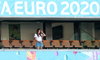 Osamotniona Anna Lewandowska na trybunach stadionu w Sewilli. ZDJĘCIA