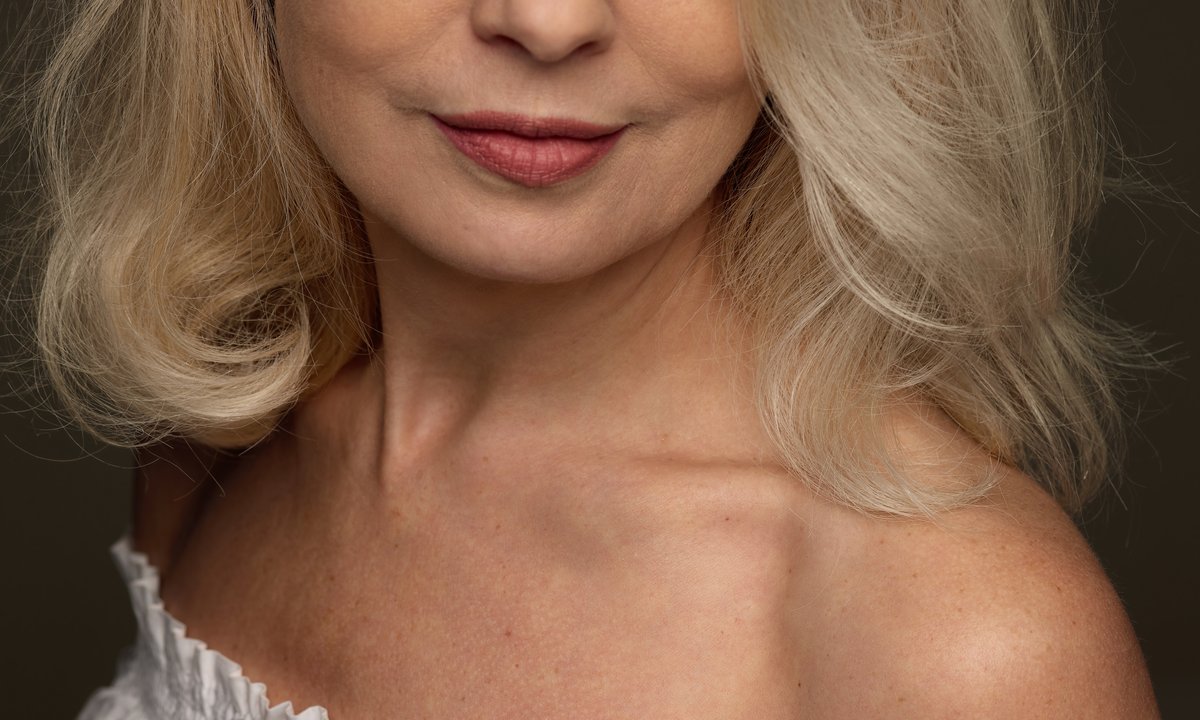 To najlepszy krem na opadające kąciki ust i zmarszczki palacza. Mówią o nim "stymulator młodości"