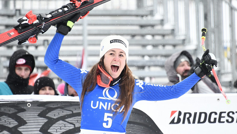 Włoszka Sofia Goggia wygrała drugi z rzędu zjazd alpejskiego Pucharu Świata. W niedzielę była najlepsza w Bad Kleinkirchheim, tym razem triumfowała w Cortina d'Ampezzo. Kolejne miejsca zajęły Amerykanki Lindsey Vonn i Mikaela Shiffrin. Polki nie startowały.