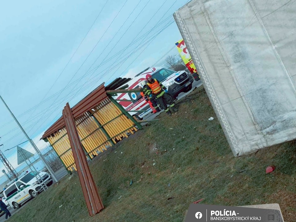 Nákladiak vo Zvolene skočil prevrátený mimo cestu.