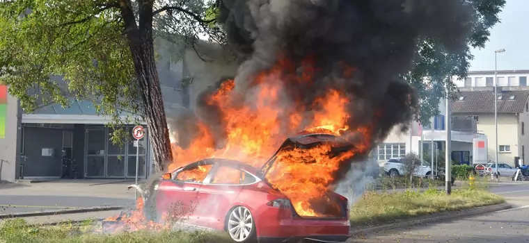 Straż pożarna o pożarach hybryd i elektryków. Czy faktycznie są tak częste i groźne?