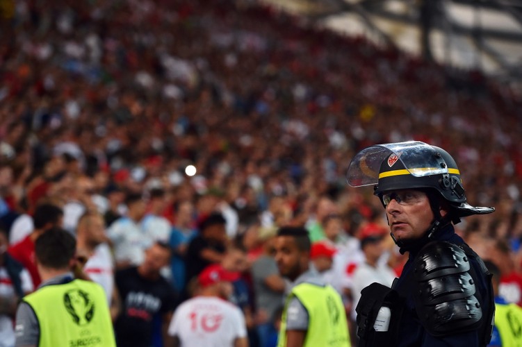 Nie wszyscy polscy kibice potrafili się zachować. Przepychanki na ulicach i stadionie w Marsylii