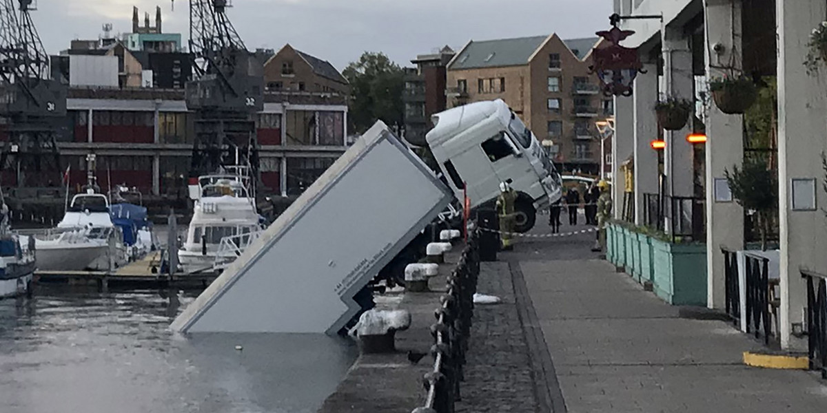 Ciężarówka osunęła się do wody w porcie w Bristolu.