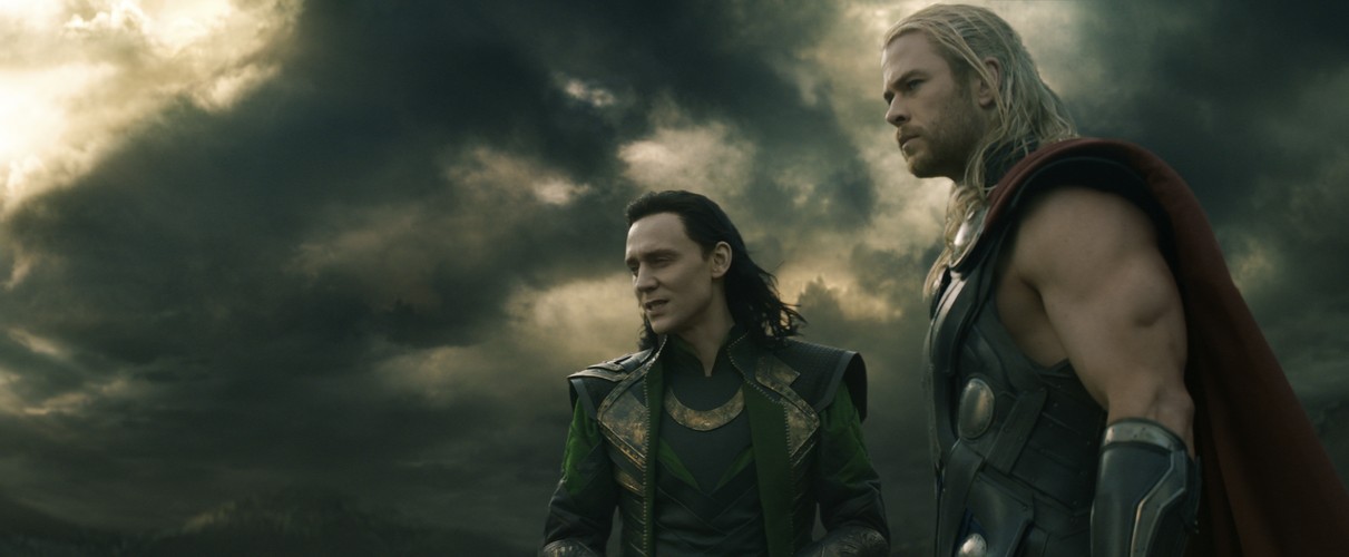 Tom Hiddleston i Chris Hemsworth w filmie 'Thor: Mroczny świat'