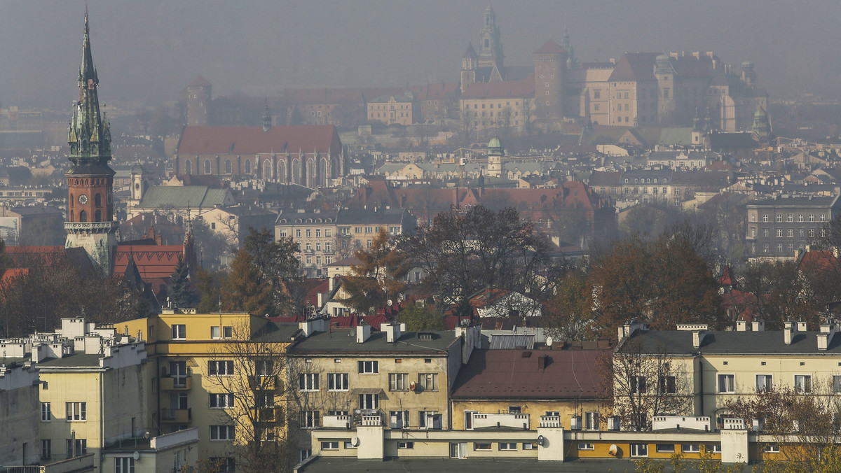 Krakowskie stacje monitoringu jakości powietrza zanotowały przekroczenia norm zanieczyszczeń pyłów PM10 (średnia dobowa powyżej 50 mikrogramów na metr sześcienny). Władze miasta zachęcają do korzystania z komunikacji miejskiej i pozostawienia samochodów prywatnych na parkingach.