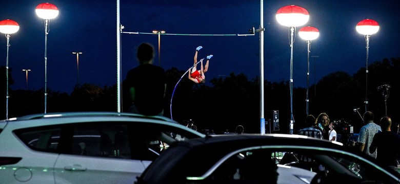 Mityng tyczkarski z widownią w… kinie samochodowym
