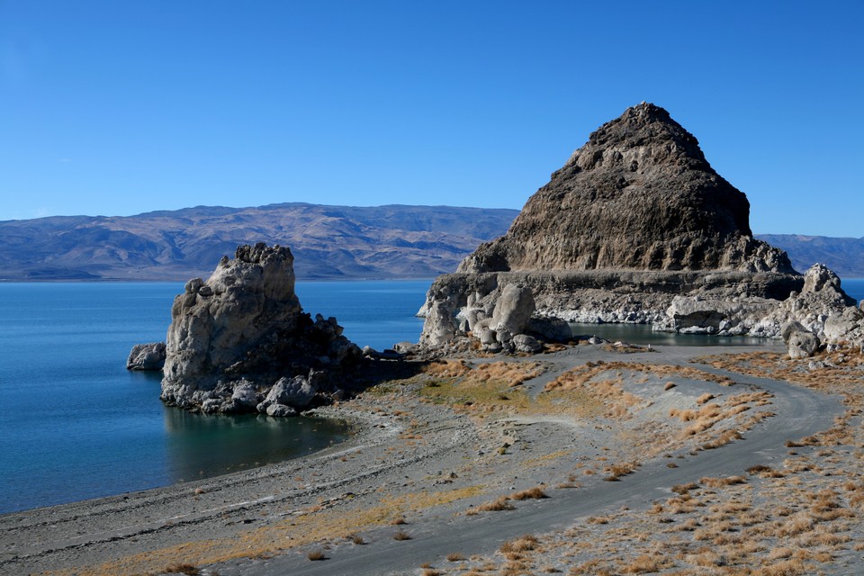 Pyramid Lake w Newadzie w USA mroczne legendy, naturalne piramidy