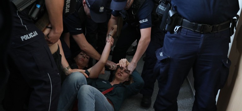 Obywatele RP wyniesieni z budynku SGGW. Brudziński: Emocje wokół hucpy "demokratów"? Policja działa zgodnie z prawem