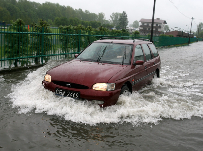 Zobacz, co zrobić z zalanym autem