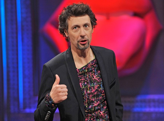 W jesiennej ramówce TVN-u Szymon Majewski odsunął się na 2 plan ustępując miejsca Bilguunowi Ariunbaatarowi. W nowym roku jednak, popularny satyryk powróci z zupełnie nowym programem. Tęskniliście?