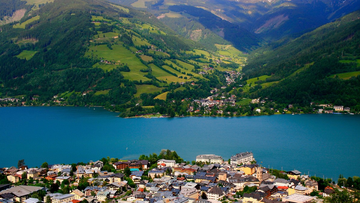 Zell am See i Kaprun, słynne górskie kurorty w austriackich Alpach, przygotowały turystyczną broszurę skierowaną do przybyszów z Bliskiego Wschodu. Organizacje turystyczne i władze wyjaśniają i radzą, jak poprawnie zachowywać się w restauracjach, sklepach czy ruchu drogowym. Publikacja została różnie przyjęta - jedni ją chwalą, w innych kręgach wywołała oburzenie.