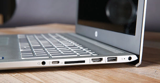 Ilość łączy jest ważna. Dobrze, jeśli notebook dysponuje nowoczesnym gniazdem USB-C - jak prezentowany tu HP.