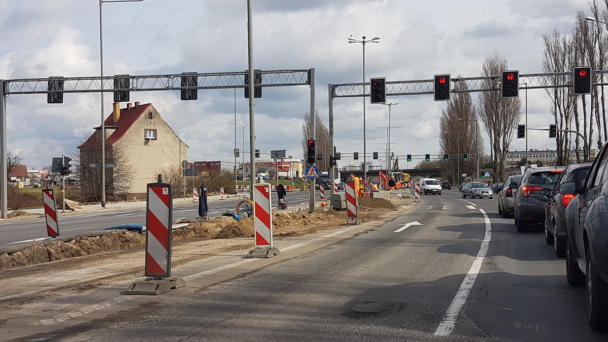 Kierowcy, którzy w weekend będą przemieszczać się między Prawobrzeżem a Lewobrzeżem Szczecina, muszą liczyć się z utrudnieniami. W związku z przebudową, na skrzyżowaniu ulicy Hangarowej ze Struga i Gryfińską zostanie wyłączona sygnalizacja. Ruchem będą kierować pracownicy budowy.