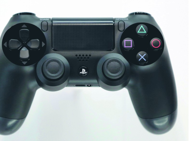 Na PS4 (na zdjęciu pad do niej) nie da się uruchomić gier wydawnych na konsole Sony poprzedniej generacji. Na dodatek w ostatniej chwili japońska korporacja zmieniła zdanie i zabroniła użytkownikom PS4 odsprzedawania gier bloomberg