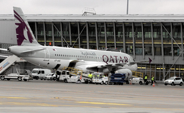 Samolot Qatar Airways na lotnisku w Warszawie