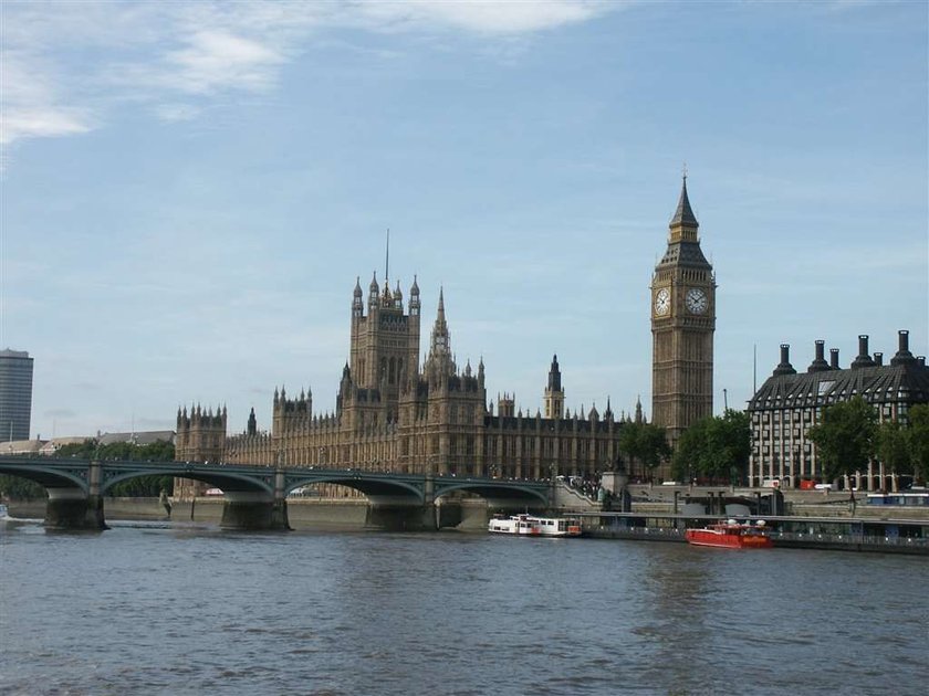 Big Ben się przewraca! Czy wieża się zawali?