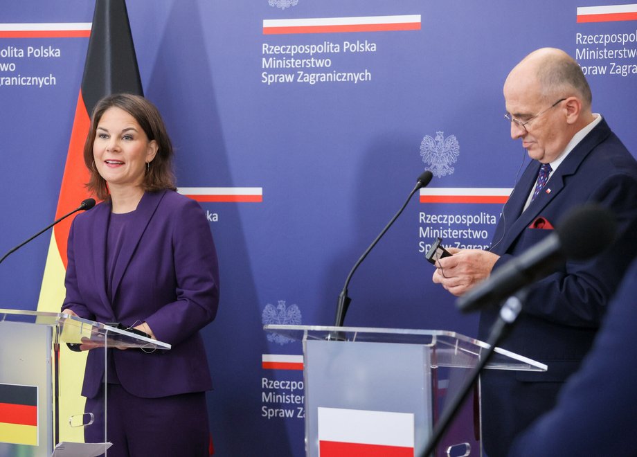 Annalena Burbock y Zbigniew Rau.