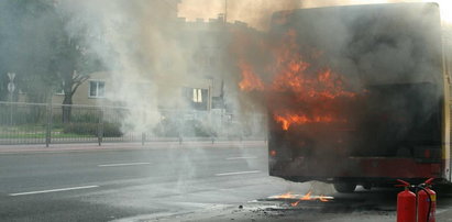 Autobus płonął i rozpadał się na drodze. Pomógł policjant