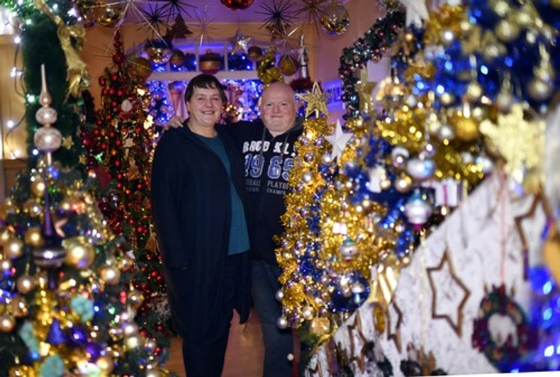 Suzana i suprug među jelkama