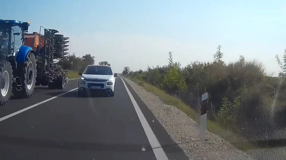 Traktori spadaju u kategoriju vozila koja se mogu preteći preko pune linije