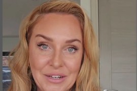 Voditeljka koja deli krevet sa sinom dobila SREDNJOVEKOVNU BOLEST: Prvi SIMPTOM je osetila u avionu, a čim je saznala dijagnozu  morala je da se odrekne ovoga