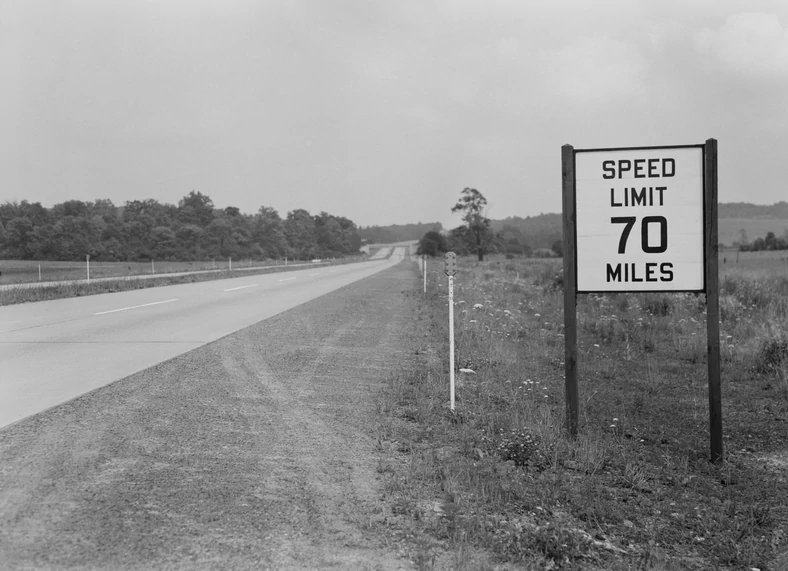 Pennsylvania Turnpike, pierwsza nowoczesna autostrada w USA, otwarta w 1940 r. (zdjęcie z 1942 r.).