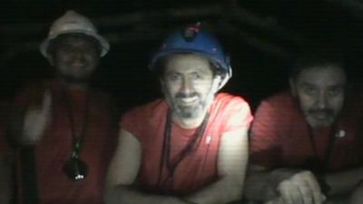 Oglądają telewizję, jedzą trzy ciepłe posiłki dziennie, a na deser lody i pracują - tak wygląda życie codziennie 33 chilijskich górników uwięzionych od 5 sierpnia 700 metrów pod ziemią w kopalni miedzi i złota.