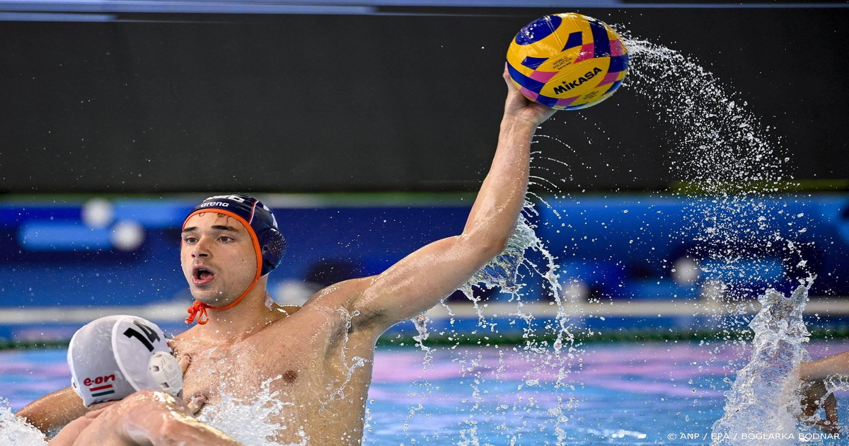 Oranje-met-n-man-minder-kansloos-tegen-Hongarije-16-11-halvefinale-voorbij
