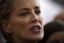 Šeron Stoun bez objašnjenja IZBAČENA iz novog filma, mnogi upiru prstom u njenu MLAĐU KOLEGINICU koja je već nedeljama u centru skandala: "Ona izgleda naivno i slatko, a zapravo je..."