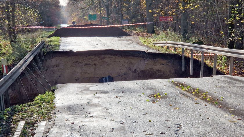 Zalana droga, zniszczony most, powódź w domach. Winnych nie trzeba było długo szukać...