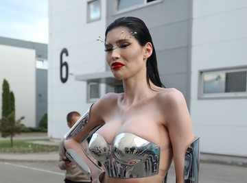 "MUVALI SU ME POZNATI PEVAČ I POLITIČAR, JEDAN JE OŽENJEN" Šok priznanje starlete: "Bez 300 evra ne ustajem iz kreveta"