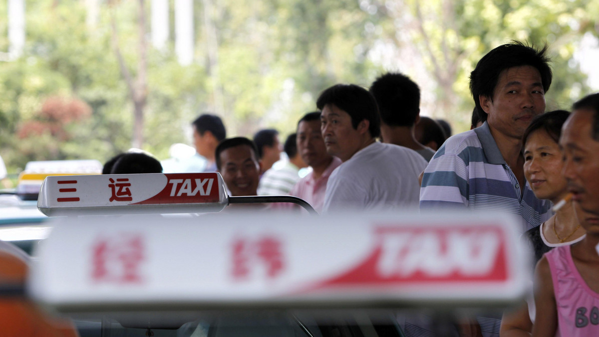 Setki taksówkarzy w dwóch miastach prowincji Zhejiang (Czeciang) nad Morzem Wschodniochińskim protestowały dziś przeciwko rosnącym cenom paliwa i zamrożonym płacom. Protest odbył się w pięć dni po zakończeniu strajku w mieście Hangzhou.