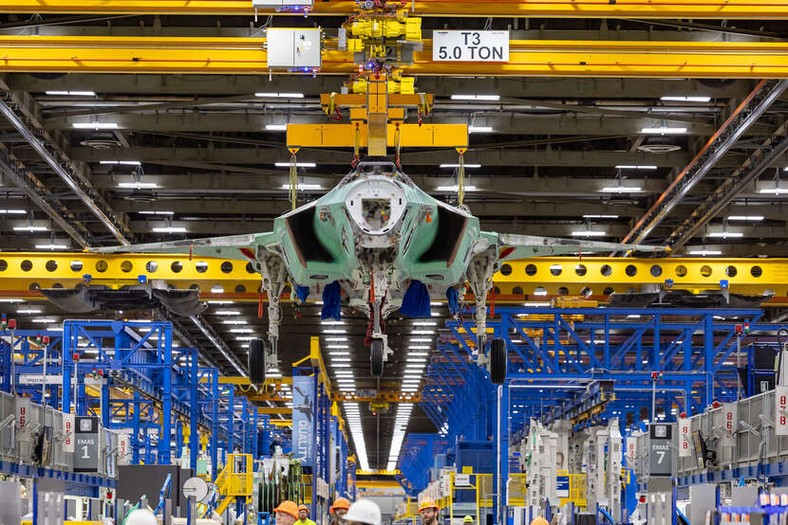 Pierwszy polski samolot F-35 o numerze AZ-01 na linii produkcyjnej w Fort Worth w czasie transportu na suwnicy
