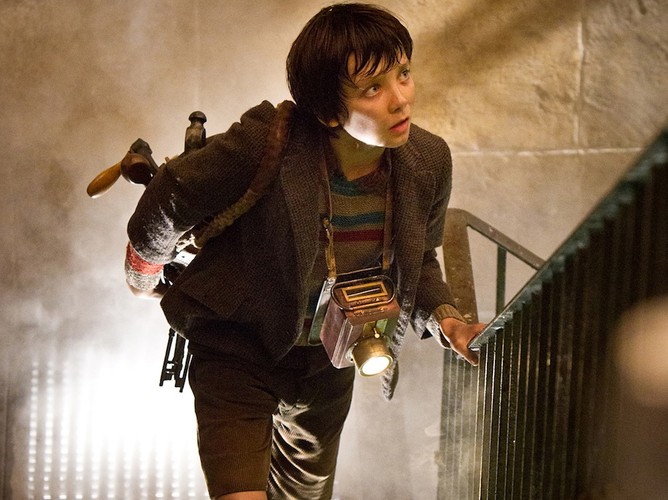 To wzruszająca historia osieroconego chłopca, który mieszka na paryskim dworcu kolejowym