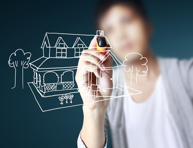 <strong>Jeremi Mordasewicz, przedsiębiorca, ekspert Konfederacji Lewiatan i członek rady nadzorczej ZUS</strong><br>
<br>Osoby, które pracują i płacą składki emerytalne do ZUS „oszczędzają” na emeryturę. Finansujemy emerytury naszych dziadków i rodziców, a nasze dzieci i wnuki będą finansować nasze emerytury. Jeżeli składka emerytalna stanowi 20 proc. wynagrodzenia, a okres naszej pracy będzie 3 razy dłuższy niż okres emerytury (45 lat pracy i 15 lat emerytury), to możemy liczyć na emeryturę rzędu 60 proc. naszych średnich zarobków. Powinniśmy więc podnosić swoje kwalifikacje i dbać o zdrowie, aby zwiększyć dochody i móc dłużej pracować.<br>
<br>Jeżeli chcemy dysponować większymi dochodami na emeryturze, powinniśmy dodatkowo systematycznie oszczędzać. Sposób oszczędzania powinien być dostosowany do sytuacji rodzinnej, etapu kariery zawodowej i formy zatrudnienia. Czym wcześniej zaczniemy, tym lepiej, bo 100 zł oszczędzone w młodości przyniesie nam większe odsetki, niż 100 zł zaoszczędzone niedługo przed przejściem na emeryturę. Dzieje się tak dzięki procentowi składanemu czyli narastaniu odsetek od odsetek. Najtrudniej jest oszczędzać, kiedy urodzą się dzieci, więc kiedy jeszcze lub już nie ponosimy kosztów ich utrzymania, powinniśmy odkładać więcej. Spłacanie kredytu mieszkaniowego można potraktować jako formę oszczędzania, bo na starość możemy je sprzedać, zamienić na mniejsze lub skorzystać z „odwróconej” hipoteki. Inwestowanie w mieszkania jest jednak bardziej ryzykowne niż się powszechnie sądzi, ze względu na trendy demograficzne i migracje. Dlatego część oszczędności warto ulokować w funduszach nastawionych na długoterminowe inwestowanie.
Osoby pracujące na umowach cywilnych i nie płacące składek do ZUS powinny odkładać na emeryturę co najmniej 1/4 dochodu.<br>
<br>Osoby samozatrudnione płacące minimalną wymaganą składkę dzielą się na dwie grupy. Jedni inwestują w rozbudowę firmy, co można potraktować jako formę oszczędzania na emeryturę, choć ryzykowną, bo firma może upaść. Drudzy żyją z pracy rąk, a jedynym majątkiem „firmy” jest samochód. W ich przypadku wskazane jest oszczędzanie co najmniej 20 proc. dochodu.