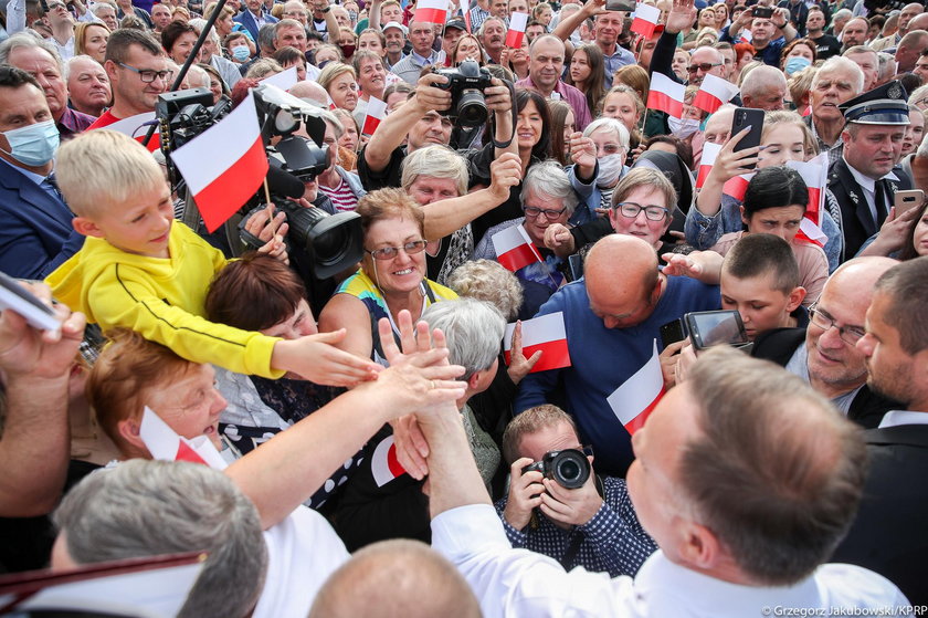 Politycy nic sobie nie robią z obostrzeń