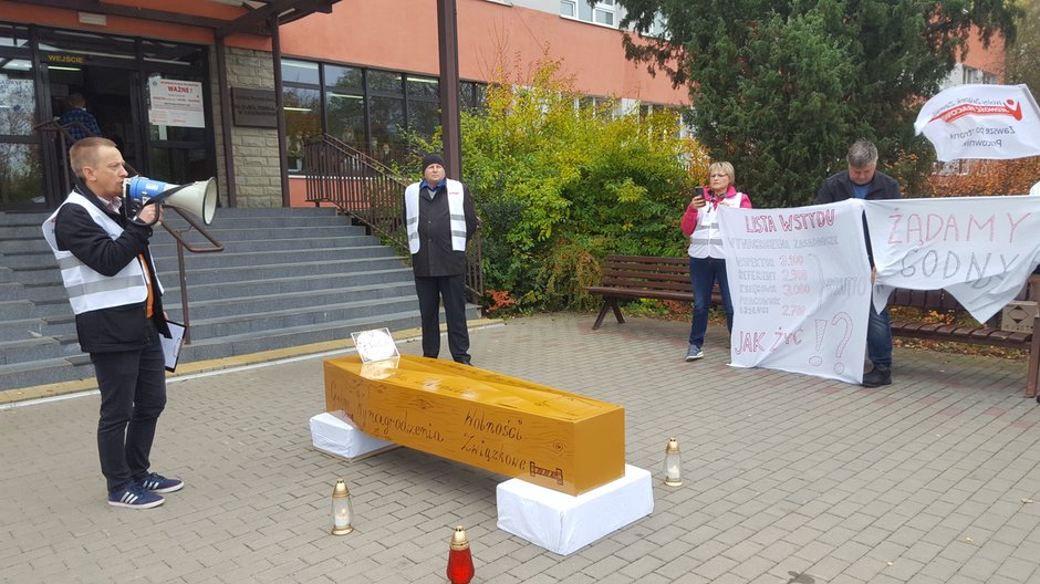 Protest związkowców w sprawie podwyżek dla niemedycznych pracowników szpitala w Bełchatowie