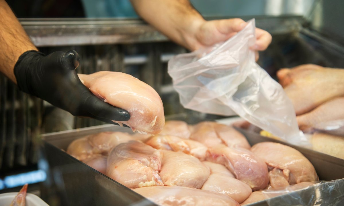 Mięso jest ciemne lub za blade? Rzeźnik tłumaczy, dlaczego go nie kupować