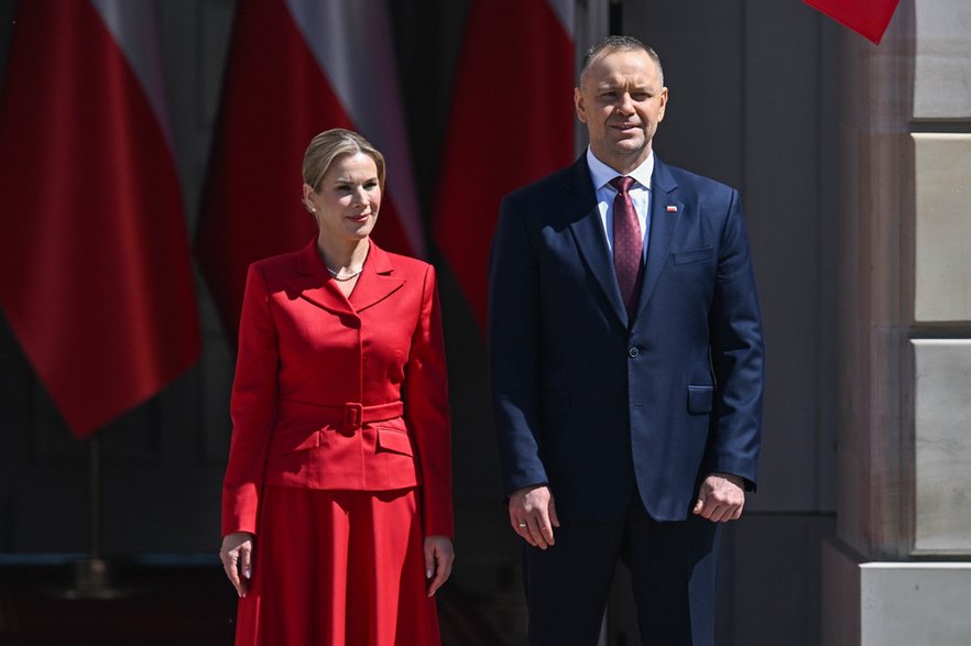 Marta Nawrocka w czerwieni na Dzień Flagi: świadoma deklaracja czy błąd w proporcjach? — image 4