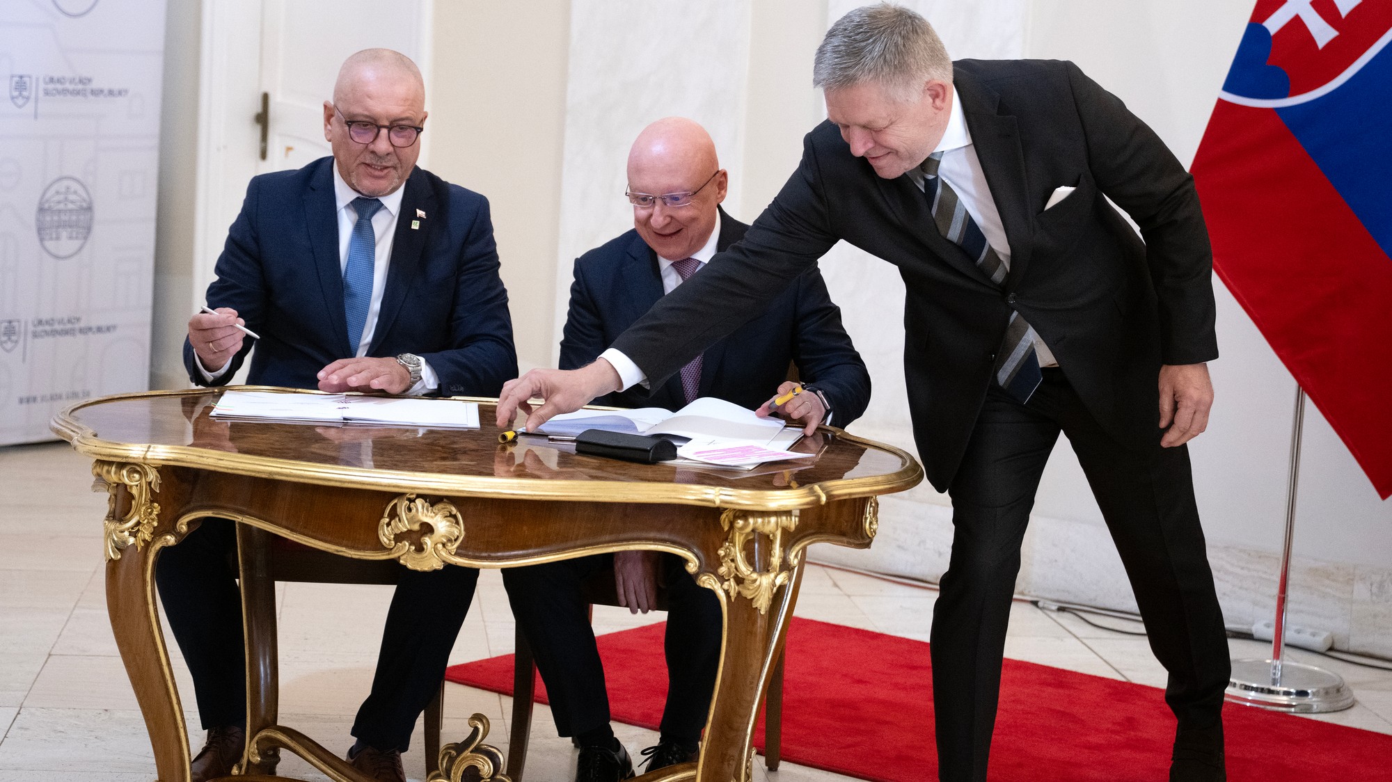 Miroslav Obert z JAVYS-u, Daniel Beneš z ČEZ-u a premiér Robert Fico pred podpisom zmluvy, 7. októbra 2026